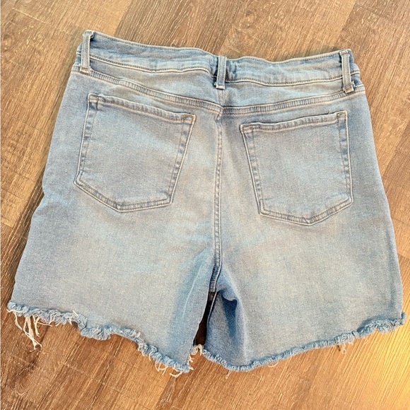 Forever 21 Women’s Distressed Jean Shorts - Size 31 - Picture 3 of 6
